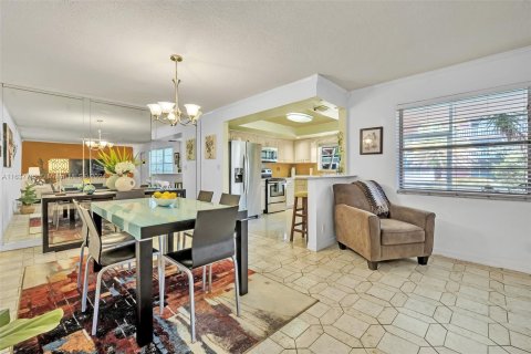 Copropriété à vendre à Hallandale Beach, Floride: 2 chambres, 99.41 m2 № 1318786 - photo 7