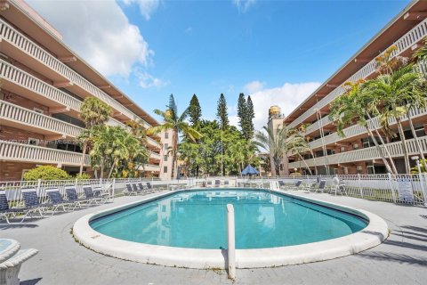 Copropriété à vendre à Hallandale Beach, Floride: 2 chambres, 99.41 m2 № 1318786 - photo 25