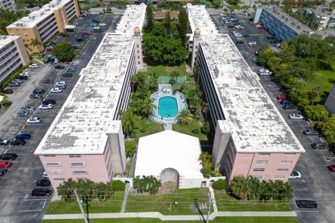 Condo in Hallandale Beach, Florida, 2 bedrooms  № 1318786 - photo 3