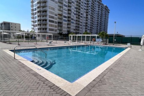 Condo in Aventura, Florida, 2 bedrooms  № 1370925 - photo 17