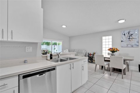 Adosado en venta en Miami, Florida, 3 dormitorios, 138.33 m2 № 1332752 - foto 11