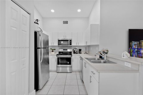 Townhouse in Miami, Florida 3 bedrooms, 138.33 sq.m. № 1332752 - photo 10