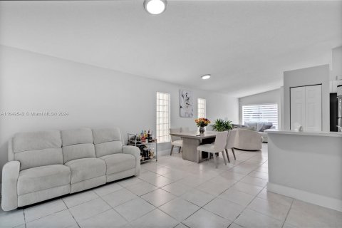 Townhouse in Miami, Florida 3 bedrooms, 138.33 sq.m. № 1332752 - photo 12