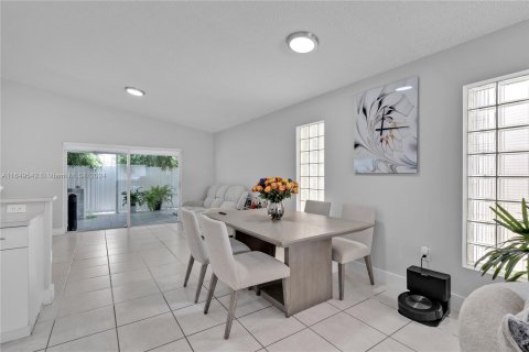 Townhouse in Miami, Florida 3 bedrooms, 138.33 sq.m. № 1332752 - photo 9