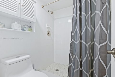 Condo in Sunrise, Florida, 3 bedrooms  № 1398186 - photo 9