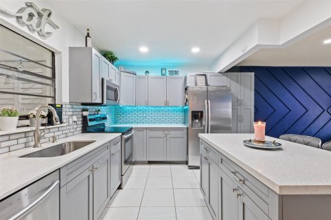 Condo in Sunrise, Florida, 3 bedrooms  № 1398186 - photo 2