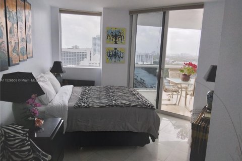 Снять в аренду квартиру в Майами-Бич, Флорида 2 спальни, 138.42м2, № 991539 - фото 16