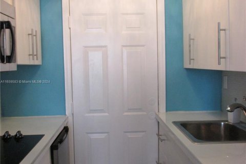 Condo in Miami Beach, Florida, 1 bedroom  № 1364239 - photo 4