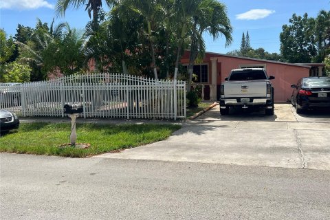 Villa ou maison à vendre à West Park, Floride: 3 chambres, 187.11 m2 № 830053 - photo 1