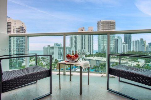 Condo in Sunny Isles Beach, Florida, 1 bedroom  № 1270402 - photo 1