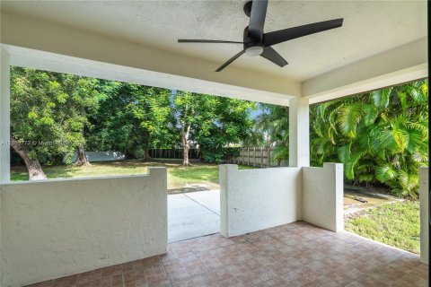 Casa en venta en Cutler Bay, Florida, 3 dormitorios, 145.11 m2 № 1374964 - foto 29