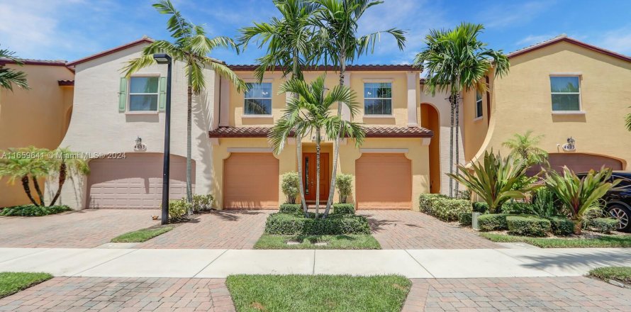 Townhouse in Palm Beach Gardens, Florida 3 bedrooms, 159.61 sq.m. № 1374360