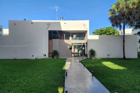 Condo in Miami, Florida, 1 bedroom  № 1368847 - photo 15