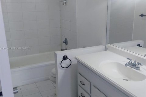 Condo in Miami, Florida, 2 bedrooms  № 1368846 - photo 12