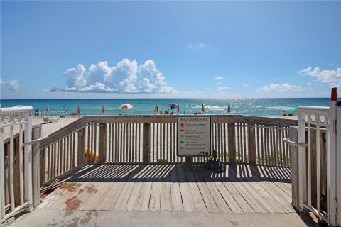 Condominio en venta en Sunny Isles Beach, Florida, 33.44 m2 № 1155060 - foto 17