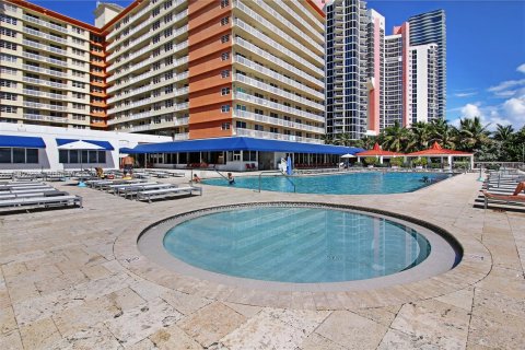 Condominio en venta en Sunny Isles Beach, Florida, 33.44 m2 № 1155060 - foto 16