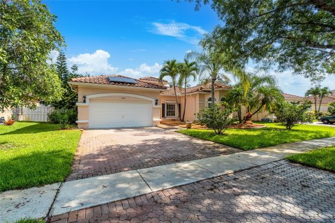 House in Pembroke Pines, Florida 3 bedrooms, 212.37 sq.m. № 1184479 - photo 1