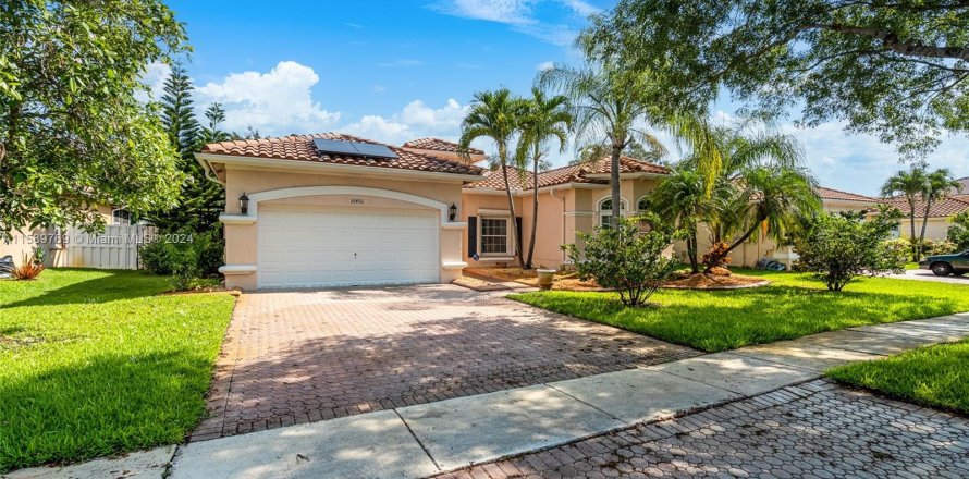 Casa en Pembroke Pines, Florida 3 dormitorios, 212.37 m2 № 1184479