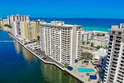 Condominio en venta en Hollywood, Florida, 2 dormitorios, 113.43 m2 № 923201 - foto 1