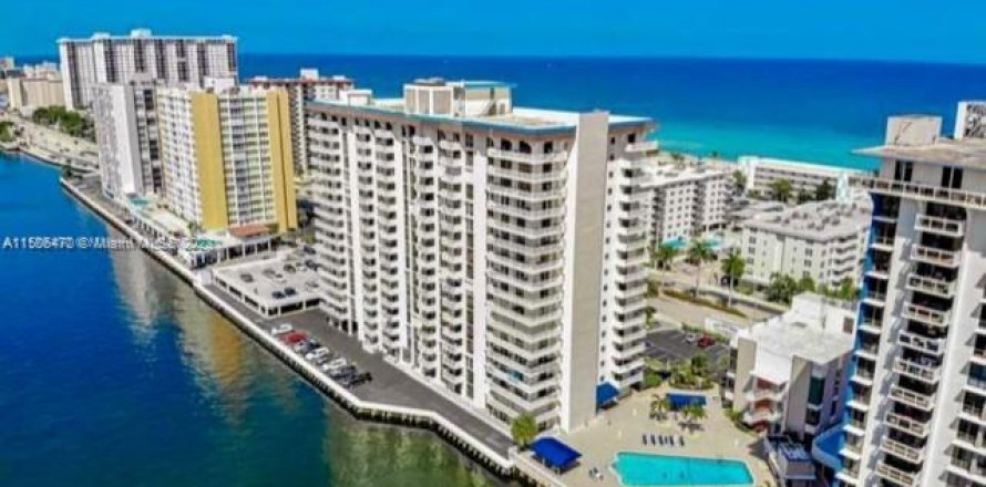 Condominio en Hollywood, Florida, 2 dormitorios  № 923201