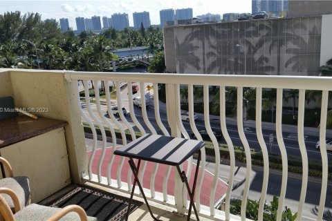 Condominio en venta en Sunny Isles Beach, Florida, 33.44 m2 № 923199 - foto 21