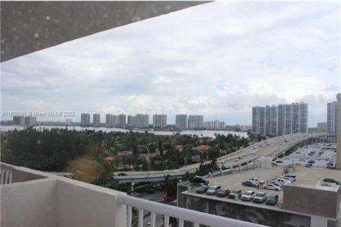 Studio in the Condo in Sunny Isles Beach, Florida  № 923199 - photo 18