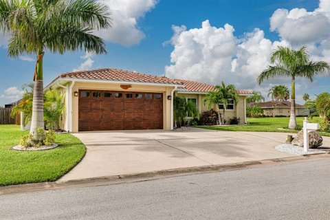 House in New Port Richey, Florida 3 bedrooms, 157.28 sq.m. № 1261427 - photo 1