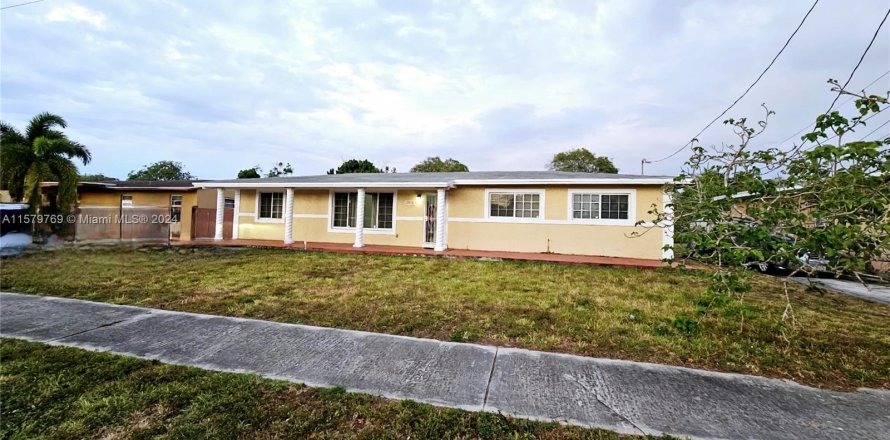 House in Miami Gardens, Florida 3 bedrooms, 144.93 sq.m. № 1153935