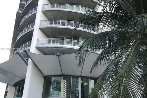 Condo in Miami, Florida, 2 bedrooms  № 1153981 - photo 1