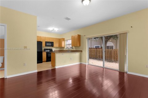 Townhouse in Miramar, Florida 4 bedrooms, 180.14 sq.m. № 1368772 - photo 10