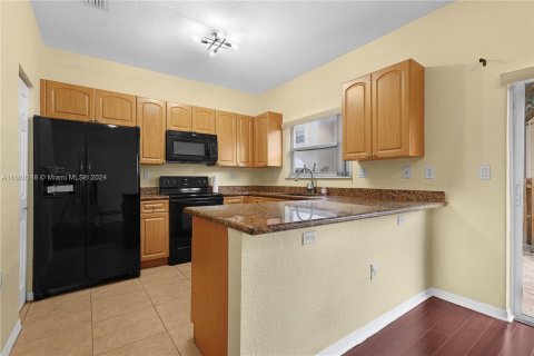 Townhouse in Miramar, Florida 4 bedrooms, 180.14 sq.m. № 1368772 - photo 11