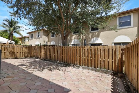 Townhouse in Miramar, Florida 4 bedrooms, 180.14 sq.m. № 1368772 - photo 21