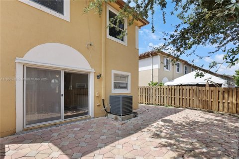 Townhouse in Miramar, Florida 4 bedrooms, 180.14 sq.m. № 1368772 - photo 22