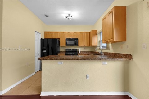 Townhouse in Miramar, Florida 4 bedrooms, 180.14 sq.m. № 1368772 - photo 12