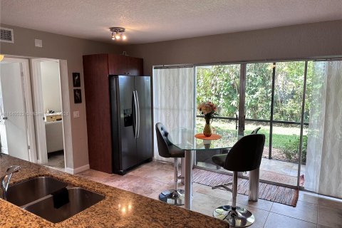 Condo in Oakland Park, Florida, 3 bedrooms  № 1318793 - photo 1