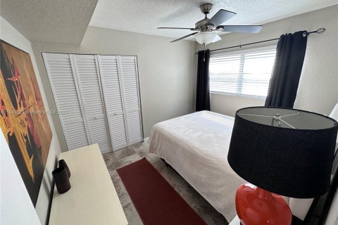 Condo in Oakland Park, Florida, 3 bedrooms  № 1318793 - photo 19