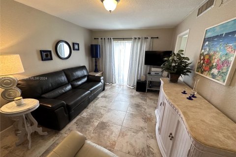 Condo in Oakland Park, Florida, 3 bedrooms  № 1318793 - photo 9