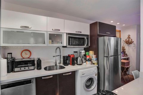 Condo in Miami Beach, Florida, 1 bedroom  № 1226192 - photo 16