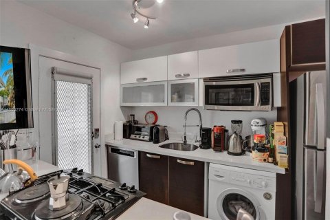 Condo in Miami Beach, Florida, 1 bedroom  № 1226192 - photo 17