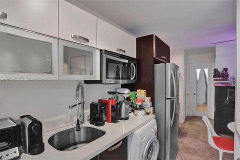 Condo in Miami Beach, Florida, 1 bedroom  № 1226192 - photo 15