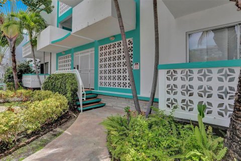 Condo in Miami Beach, Florida, 1 bedroom  № 1226192 - photo 1