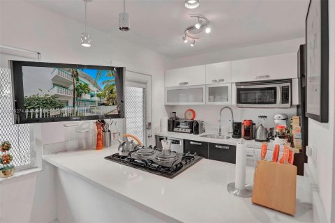 Condo in Miami Beach, Florida, 1 bedroom  № 1226192 - photo 11