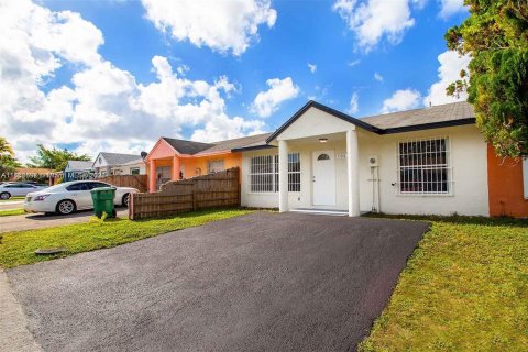 Casa en venta en Miami Gardens, Florida, 3 dormitorios, 104.05 m2 № 1332640 - foto 1