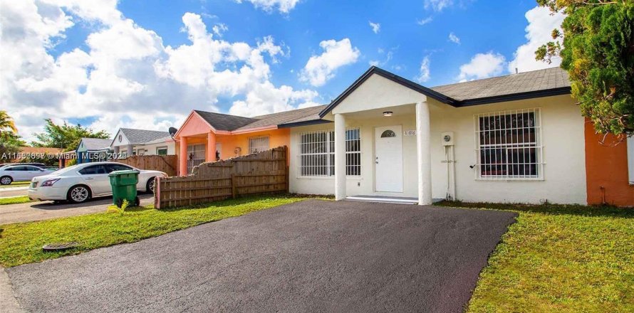 Villa ou maison à Miami Gardens, Floride 3 chambres, 104.05 m2 № 1332640