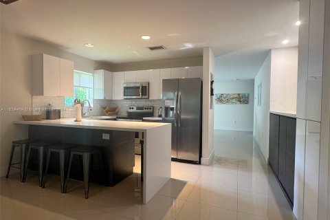 Casa en venta en Miami, Florida, 4 dormitorios, 161.37 m2 № 1332641 - foto 6