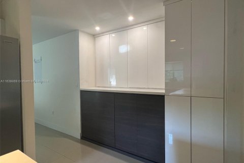 Casa en venta en Miami, Florida, 4 dormitorios, 161.37 m2 № 1332641 - foto 12