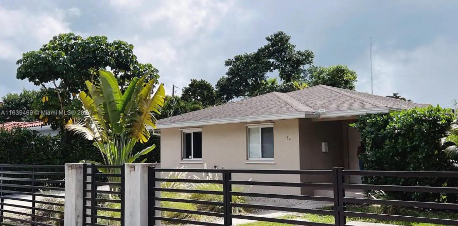 House in Miami, Florida 4 bedrooms, 161.37 sq.m. № 1332641