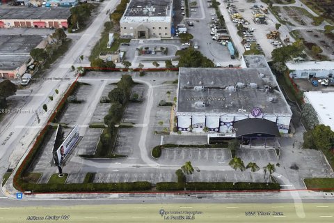 Commercial property in Miami, Florida № 975254 - photo 1