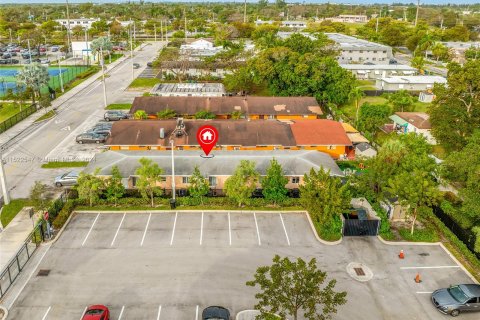 Commercial property in Hallandale Beach, Florida 169.92 sq.m. № 975255 - photo 2