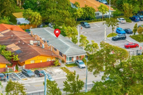 Купить коммерческую недвижимость в Халландейл-Бич, Флорида 169.92м2, № 975255 - фото 1